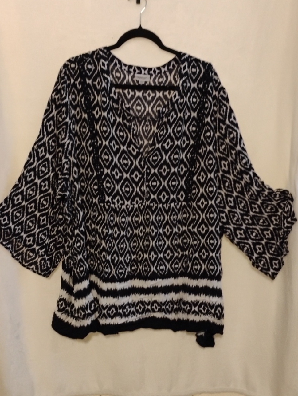 Avenue Womans Black and White Geometric V-Neck Blouse 26/28